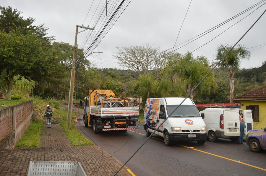 Na manhã de hoje, equipes trabalhavam no local, para troca do poste e conserto das redes