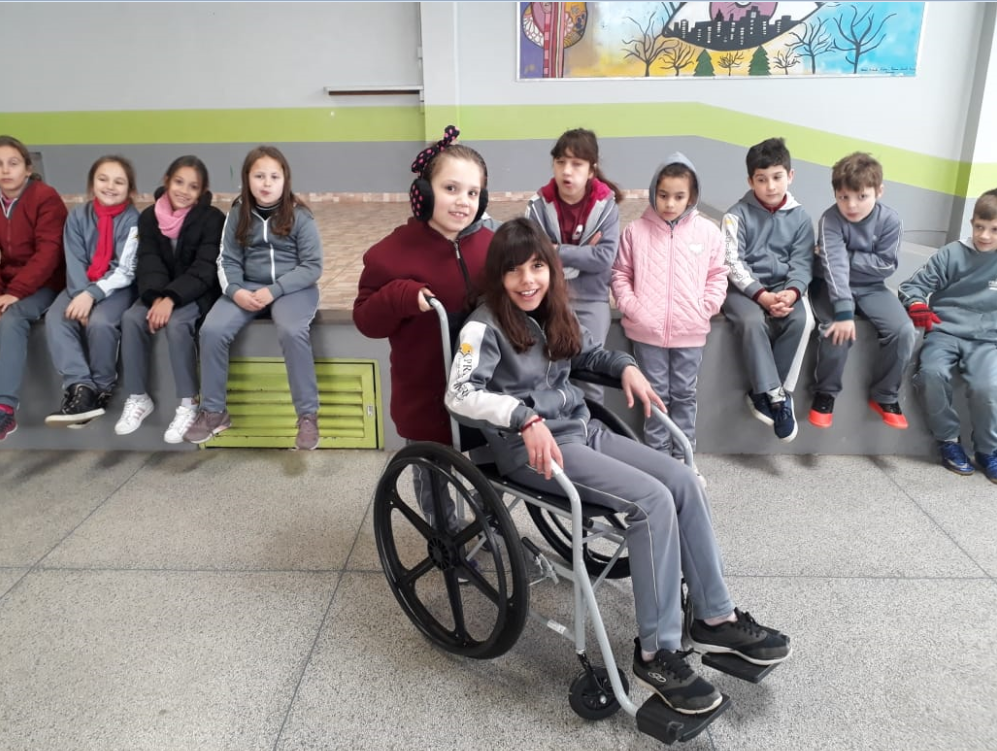 Alunos do 3º ano, da professora Andréa Oliveira, vivenciaram desafios enfrentados por cadeirantes