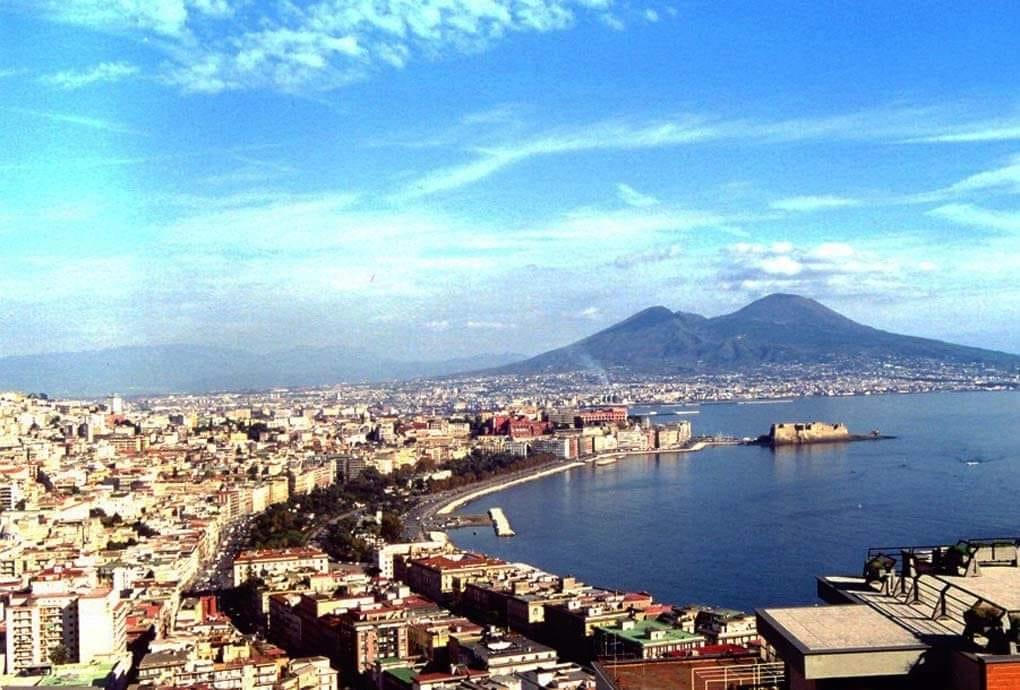 Nápoles abraça o mar como se ele fosse um anfiteatro romano