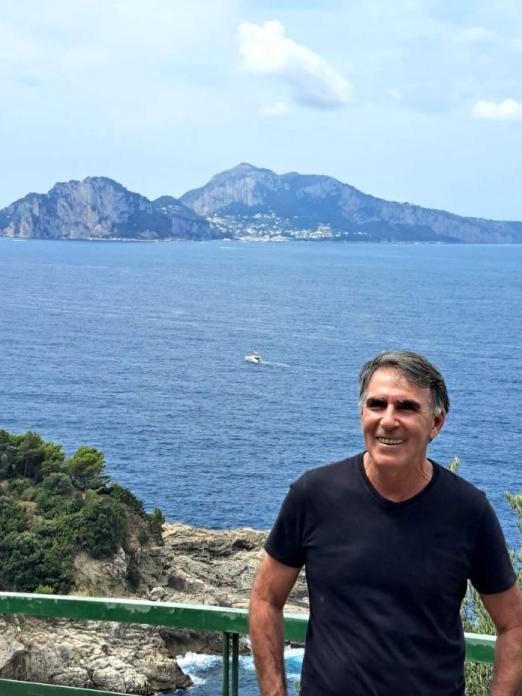 Nas curvas da Costa Amalfitana lá pelas tantas você vê de frente e logo ali a famosíssima Ilha de Capri