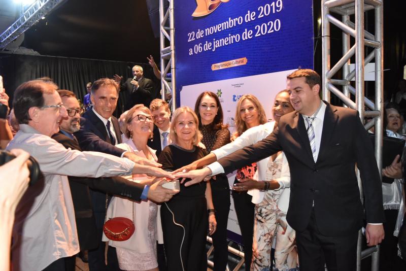 Autoridades e pioneiros do Natal dos Anjos acenderam a grande árvore
