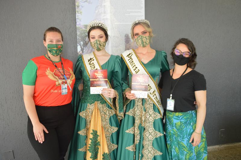 Larissa Mentz, do Departamento de Turismo; Rainha de Dois Irmãos Tainara Schneider e 2ª Princesa Djenifer Kronbauer, com Bela Reichert, da Um Cultural