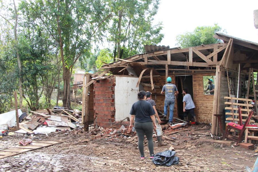 Nesta semana, famílias seguem realizando a limpeza das casas e tentando salvar o que dá