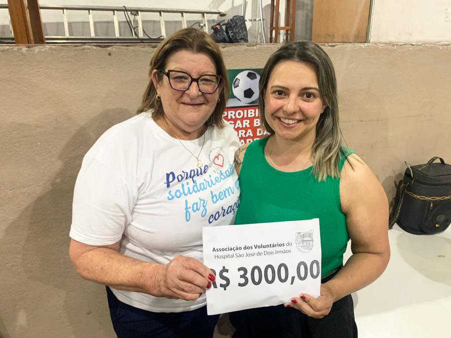 Neusa com a ganhadora Tainara