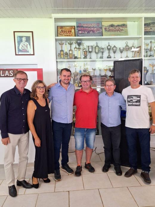 No aniversário do Vila Rosa: Elony Nyland, Celina Christovão, prefeito Jerri Meneghetti, Fabiano Scherer (presidente do Vila), Juarez Stein e Paulinho Gehrke (Foto: Divulgação / PMDI)
