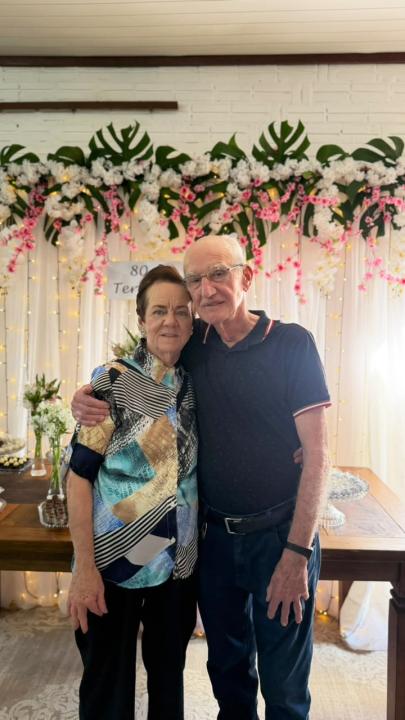 No dia 18 de julho, Terezinha celebrou seus 80 anos de vida, cercada pelo carinho da família e dos amigos. Na foto, ela aparece ao lado do esposo, Hugo Becker