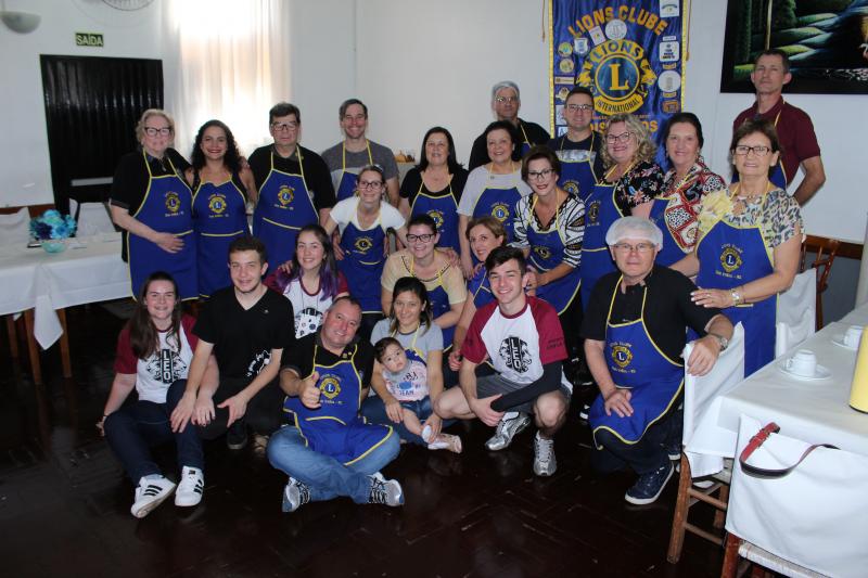 No dia 29 de junho foi realizado o 8º Café do Lions Clube Dois Irmãos Portal da Serra, na Sociedade Atiradores. Na foto, integrantes do Lions e do Leo Clube envolvidos na organização do evento, que foi um sucesso