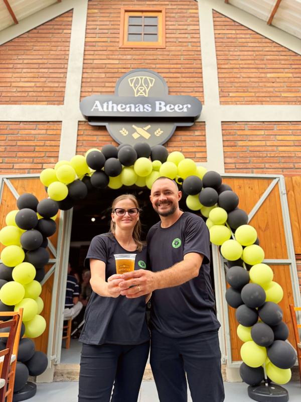No dia 29 de março ocorreu a inauguração do Athenas Beer, na Linha Cristo Rei, em Morro Reuter, ao lado da igreja. Na foto, os proprietários Tatiane Schnorr e Marcelo Land