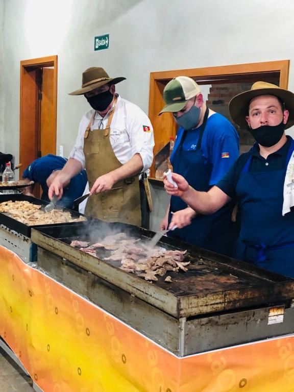 No sábado (18), DTG Porteira Aberta promoveu jantar com bife na chapa