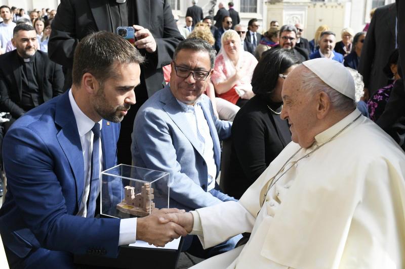 No Vaticano, governador convida Papa Francisco para vir ao Rio Grande do Sul em 2026