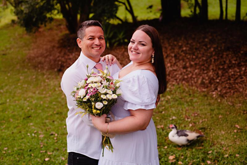 O casal Helen Kasper e James Batistello fez esse lindo ensaio para comemorar as Bodas de Estanho, 10 anos de união, completados em janeiro (Foto: Rosilei Hickmann Fotografias)