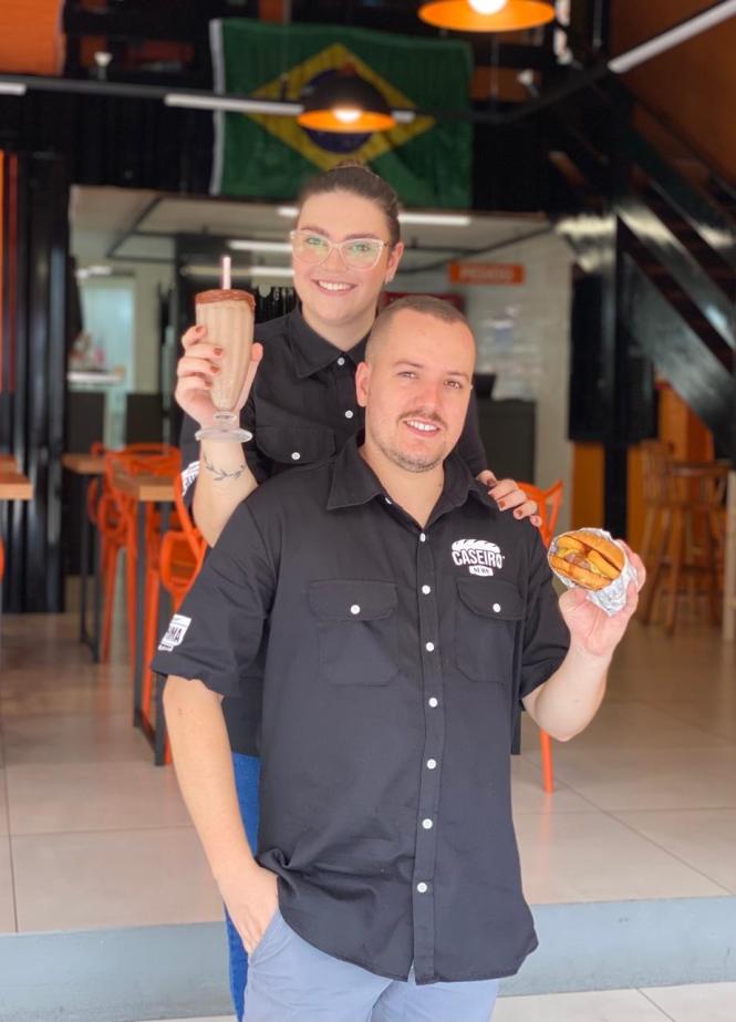 O Caseiro Sub completou, recentemente, 4 anos em Dois Irmãos. Na foto, os proprietários Karine Feltes e Guilherme Spengler