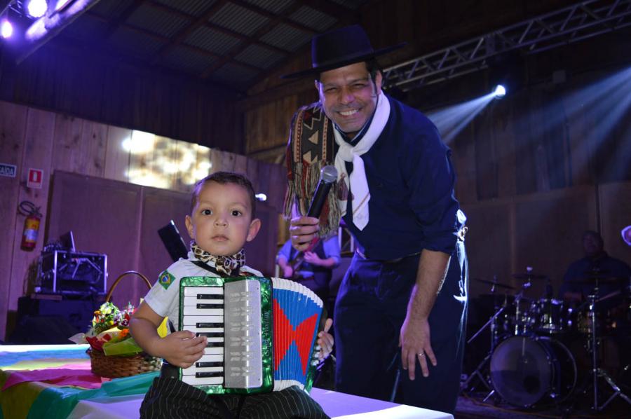 O pequeno Fabrizio, de 2 anos, posando para a foto ao lado do cantor Joca Martins. O menino é filho de Juliana e Paulo