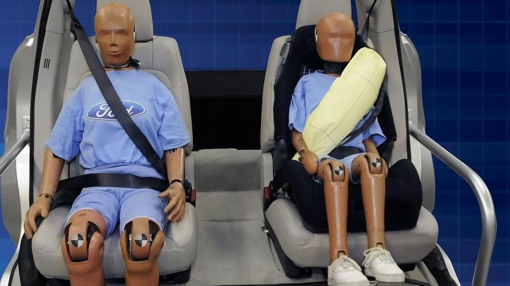 O uso de cadáveres foi essencial para a Ford calibrar os dummies e desenvolver o cinto inflável