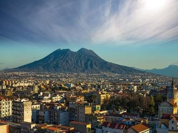 O vulcão Vesúvio, grazie dio por ora adormecido, integra imponente a paisagem desta Nápoles que é completamente diferente de Roma