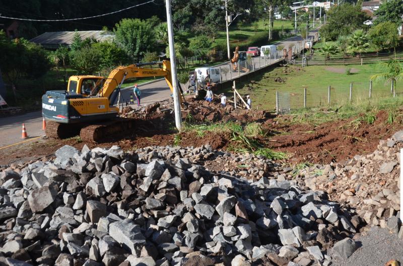 Trabalho está sendo realizado na lateral da rodovia