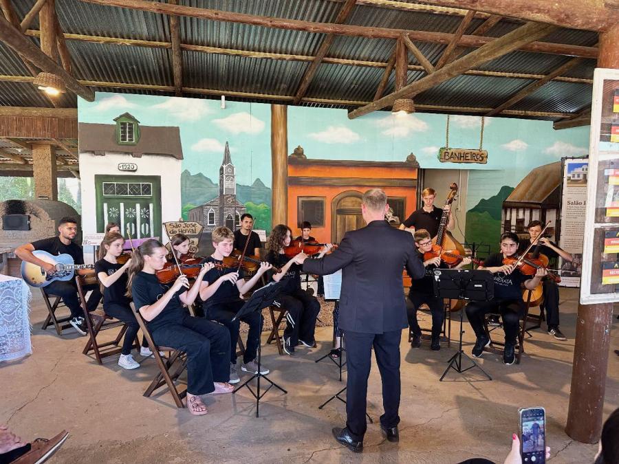 Orquestra de Morro Reuter fez sua estreia no evento