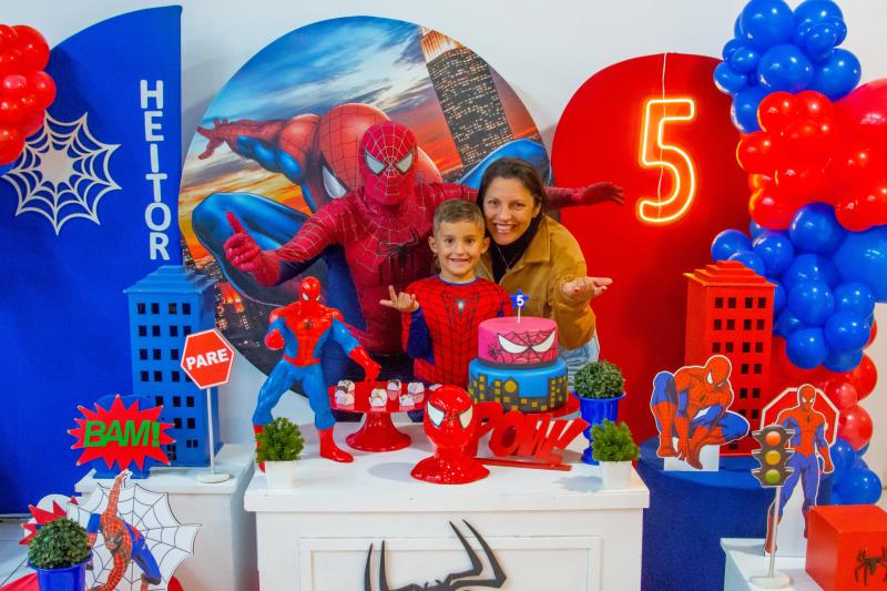 Os 5 anos de Heitor Wickert foram celebrados no dia 19 de junho com o tema Homem-Aranha. Na foto, com a mãe Elisangela Rossetto Juriatti (Foto: Leonardo Boufeur Fotografias)
