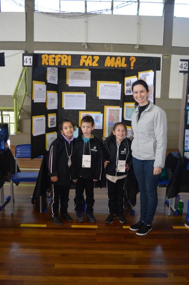 Os alunos Júlia Mossmann, Lucas de Moraes e Angela Veiga dos Santos, do 1º ano 01 da escola Paulo Arandt, com a professora Fabiane Kolling Dunck