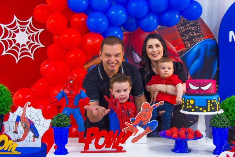 Os pais Aline Wingert e John Bentz e o irmão Lucca celebraram o terceiro aniversário do Matteo no dia 28 de outubro (Foto: Leonardo Boufleur Fotografias)