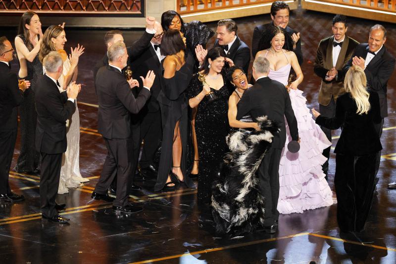 Equipe de ‘Uma Batalha Após a Outra’ celebra a vitória na principal categoria da noite; filme de Paul Thomas Anderson leva seis estatuetas (Fonte: g1 – Fotos: Reuters / AFP)