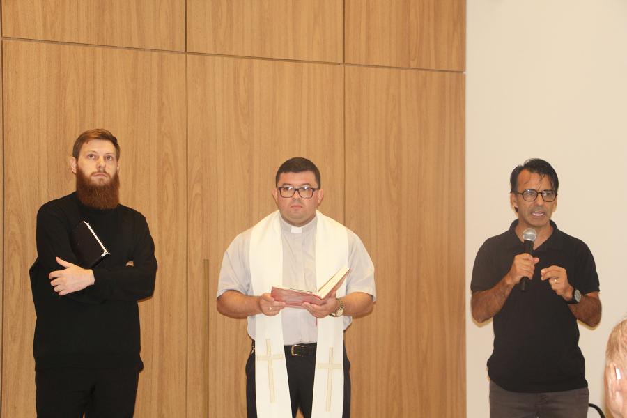 Padre e pastores deram a bênção (Foto: JDI)