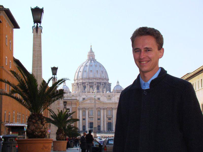 Padre Jeferson, durante seu período de formação, em Roma. Ao fundo, o Vaticano