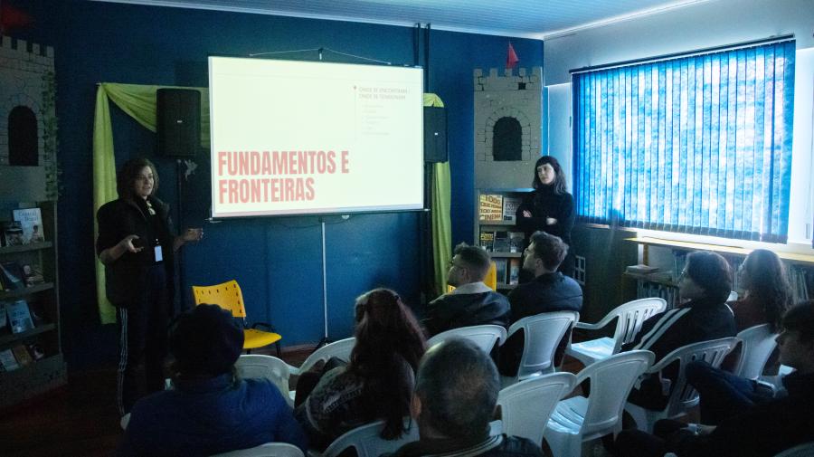 Painel formativo de Livia Pasqual e Gabriela Burck
