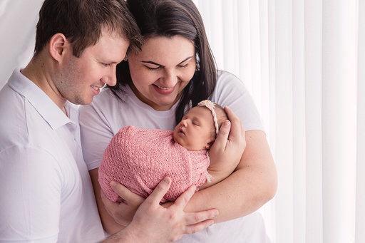 Pâmela Feiten e Adriano Lenhardt transbordando felicidade com a chegada de Manuela