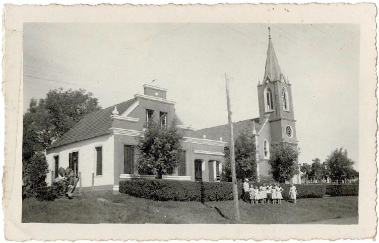 Pastor Arthur Klaudat com algumas crianças da Congregação, em 1949