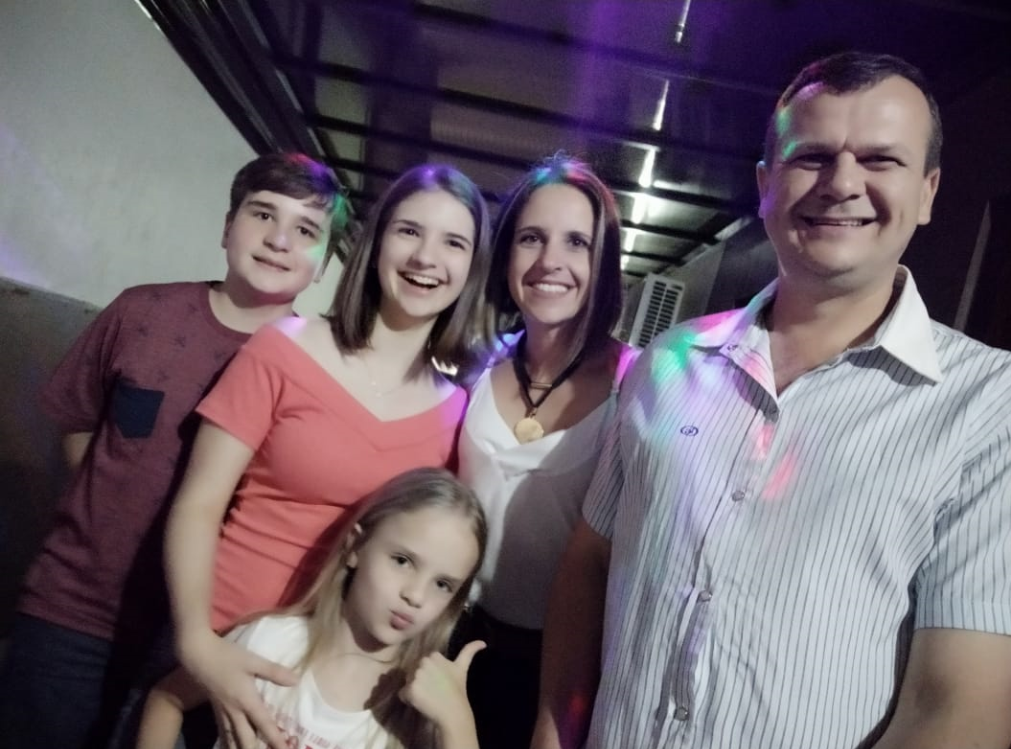 Pastor Laercio com a esposa Andreia e os filhos Dinael, Tais e Kaylane