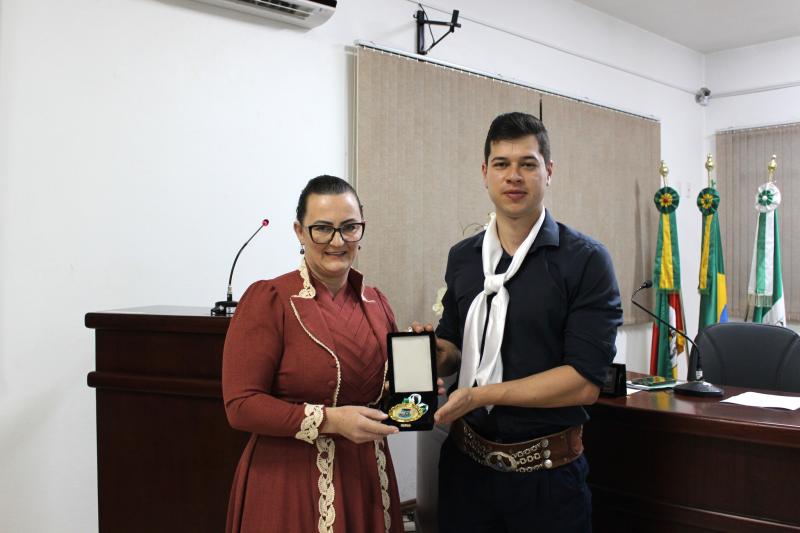 Cristiane com o vereador Ederson (Foto: Divulgação / Câmara)