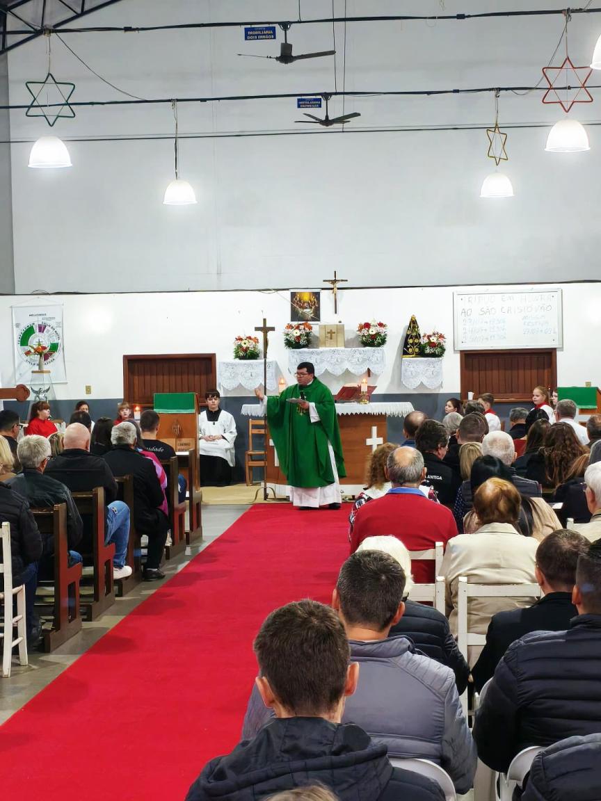 Pe. Alex celebrou a missa festiva no domingo