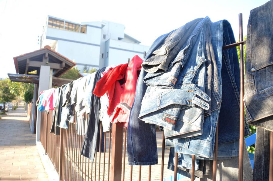 Peças estão penduradas na cerca da casa, que fica na rua 10 de Setembro