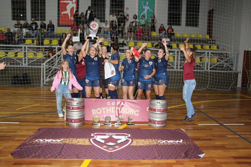 Atletas da equipe de Portão comemoram o título