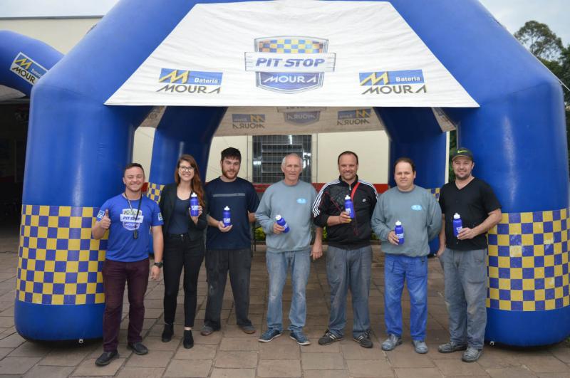 Lucas, das Baterias Moura, ao lado da equipe da Mecânica Eliseu, formada por Cristina, João, Eliseu, Eleandro, Jonas e Roni