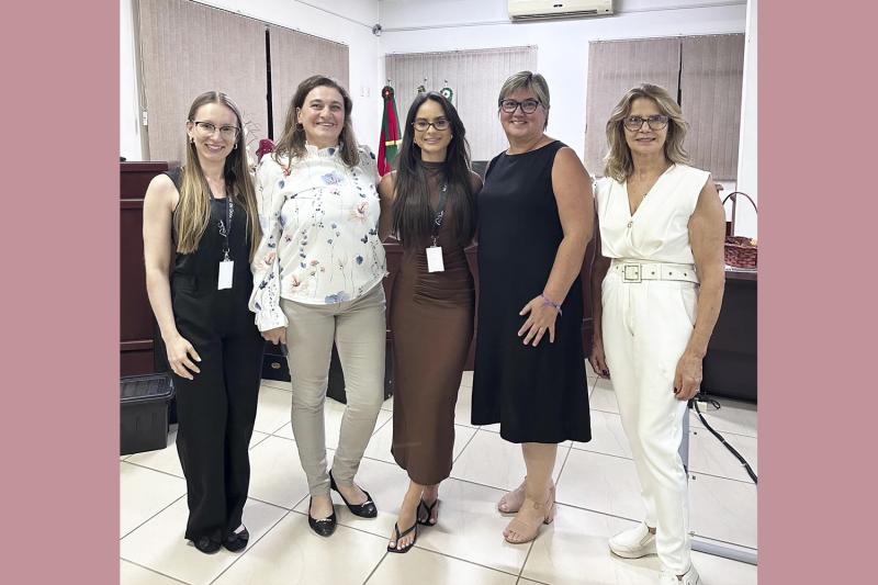 Maitê, Adelia, Éllin, Andrea e Celina, as mulheres da Câmara