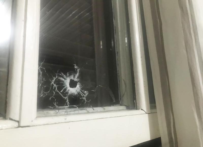 Tiro atingiu vidraça de casa na rua Novo Hamburgo