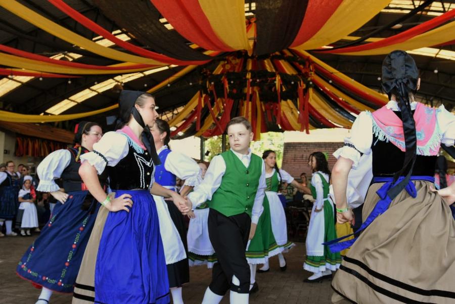 Praça do Imigrante recebeu encontro de grupos folclóricos