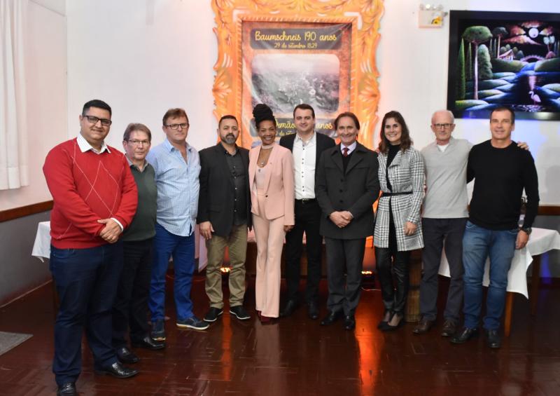 Prefeita Tânia da Silva, vice-prefeito Jerri Meneghetti e sua equipe de secretários com o secretário estadual dos Transportes, Juvir Costella (Divulgação / PMDI)