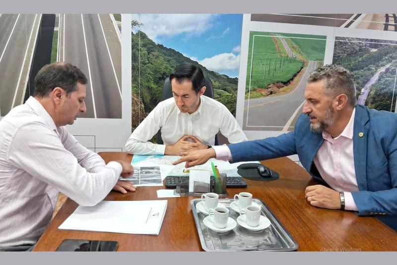 Prefeito Airton Bohn esteve no DAER em busca de melhorias para a VRS-873