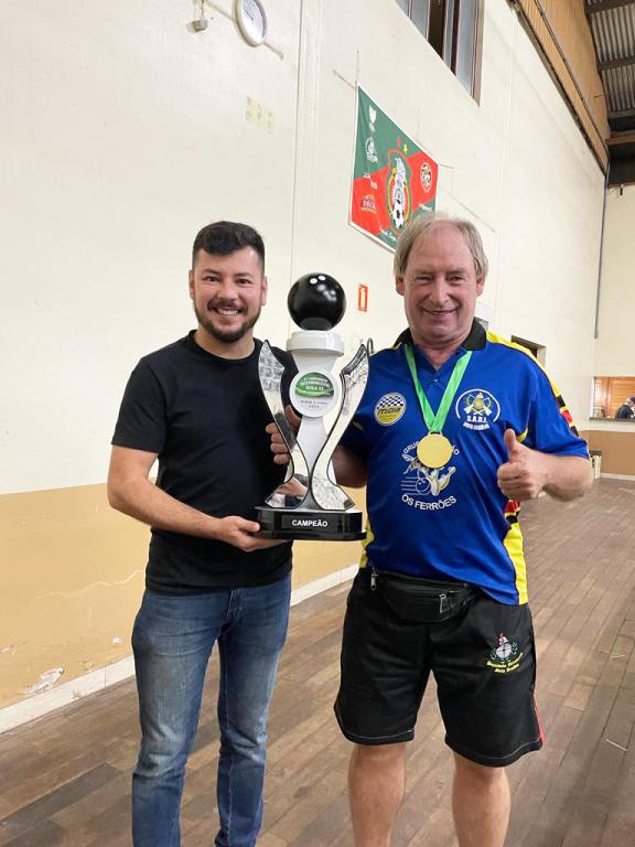 Prefeito Diego entrega o troféu a Marcelino, que também foi braço de ouro