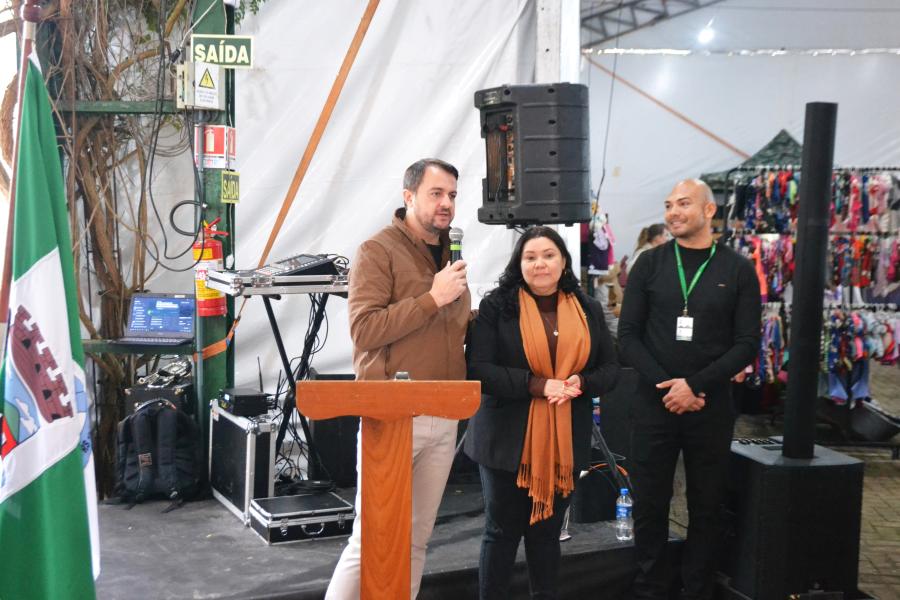 Prefeito Jerri com a presidente da Associação dos Artesãos