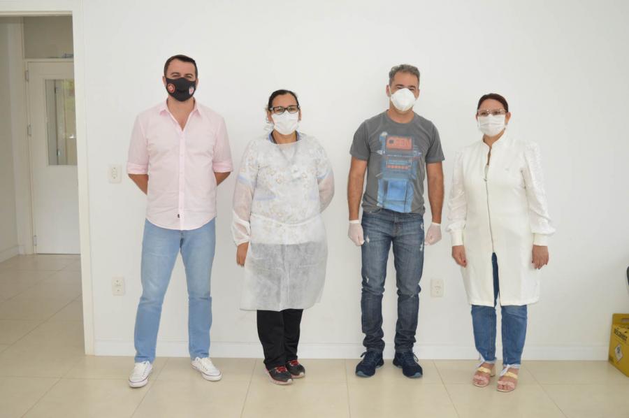 Prefeito Jerri, enfermeira Melissa, Otávio e Dra. Maristane Strada