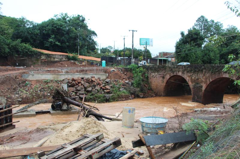 Imagem desta sexta-feira mostra que água baixou junto à Ponte de Pedra