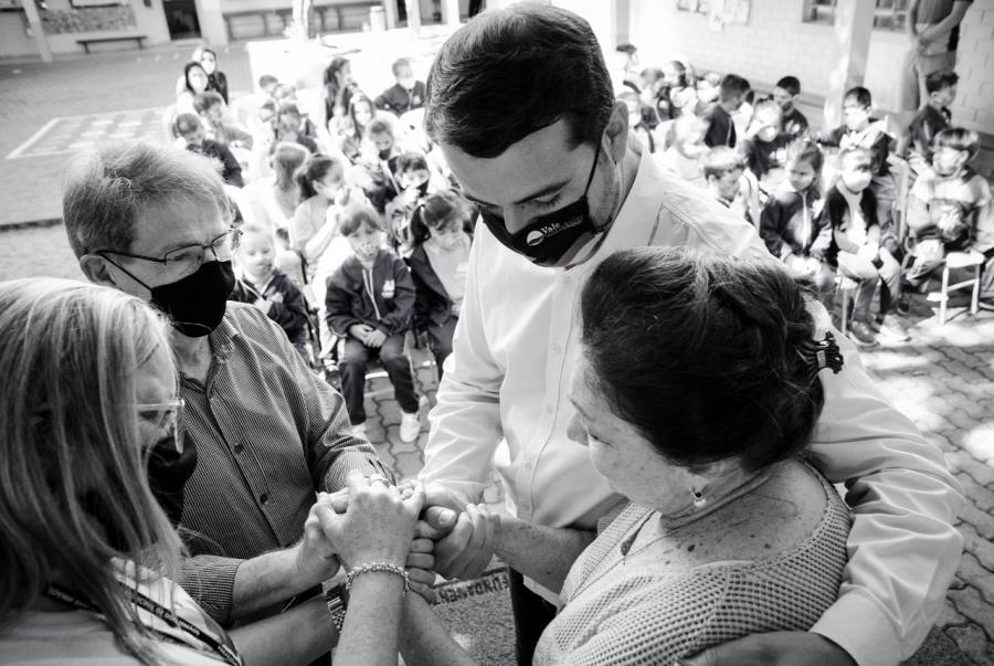 Prefeito, vice e secretária de Educação prestigiam a patrona