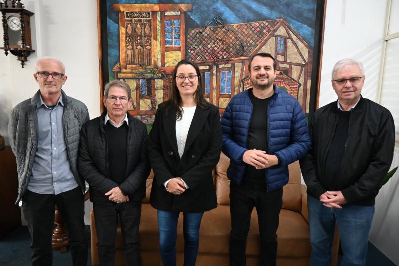Na prefeitura: Afonso, Juarez, Bruna, Jerri e João Luiz (Foto: Divulgação / PMDI)
