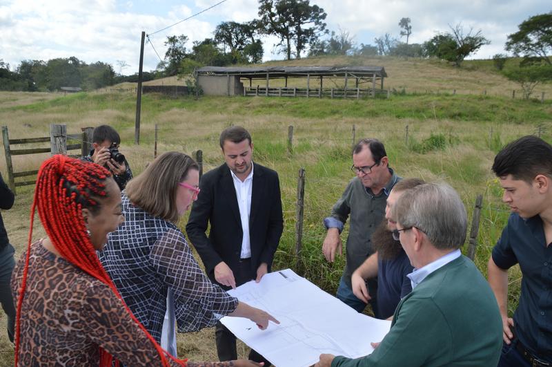 Autoridades visitaram a área após a assinatura