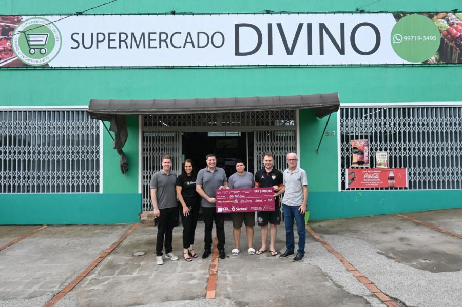 Prêmio de R$ 8 mil foi para Cristieli dos Santos, que comprou no Mercado Divino