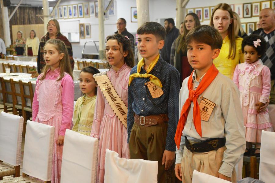 Prendas e peões do Portal acompanharam a abertura
